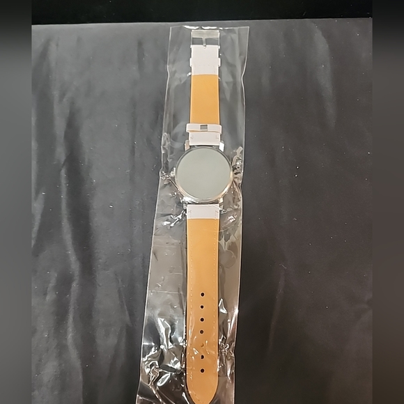 Fashionable Mickey Mouse Watch Color White Band Fits Sizes 17-23cm Wrist - Picture 2 of 3